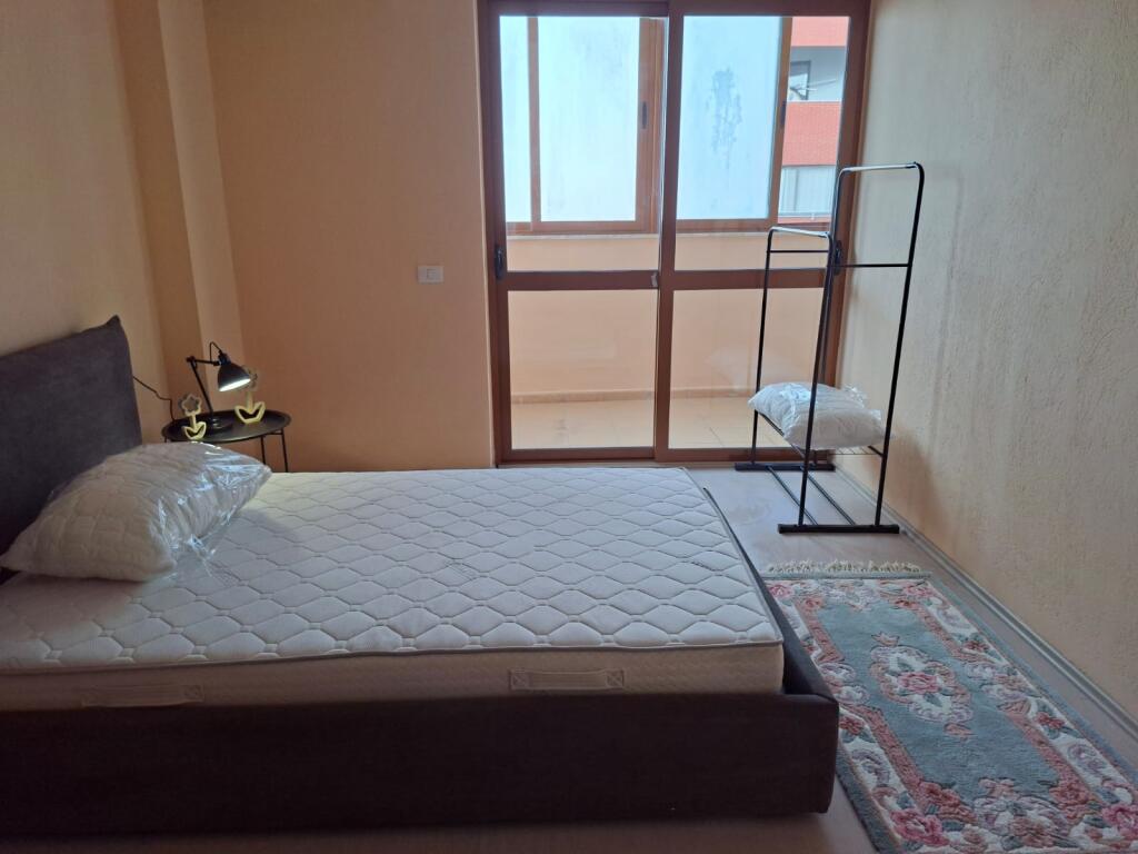 Jepet me qira apartament 2+1, 105 m² – Yzberisht, përballë Gega Oil