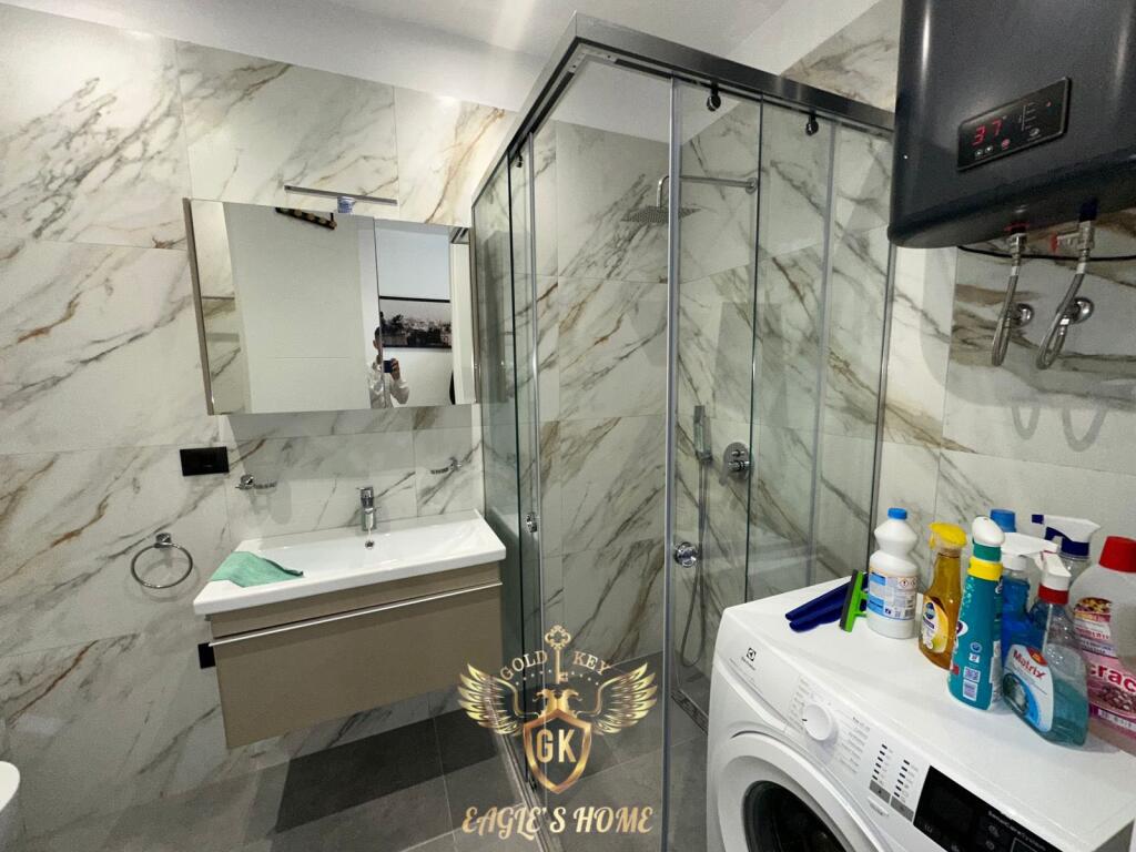 ME QIRA MOBILIM I RI PAMJE NGA DETI DHE VEND PARKIMI 2+1 WHITE HILL