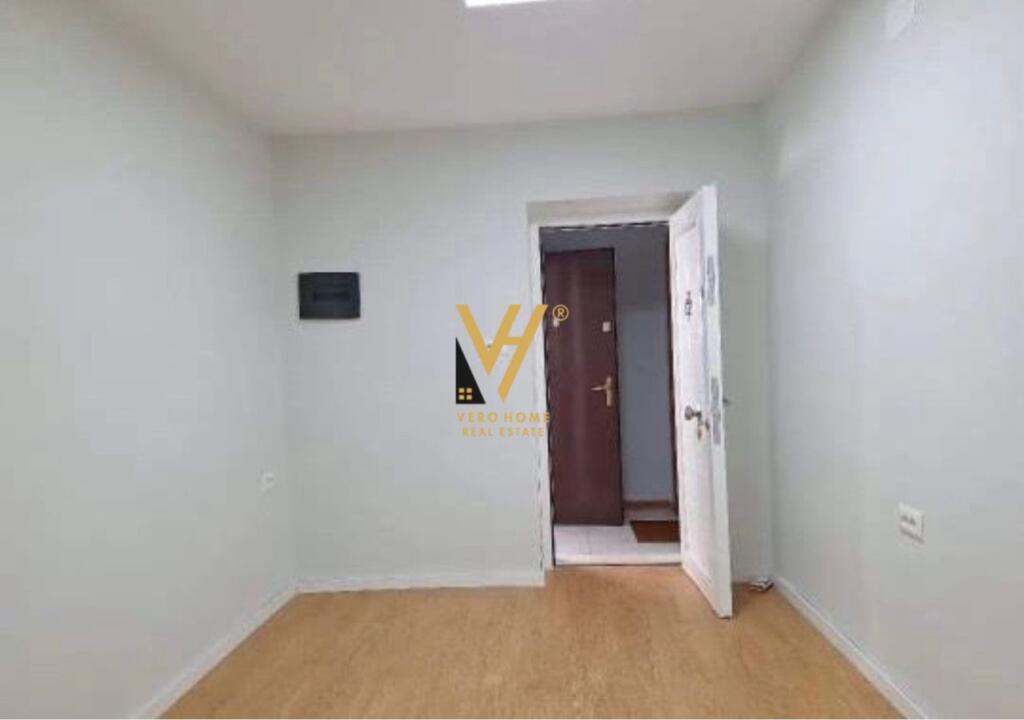 JEPET ZYRE 36 M2 ME QERA TE BLLOKU 40.000 LEKE