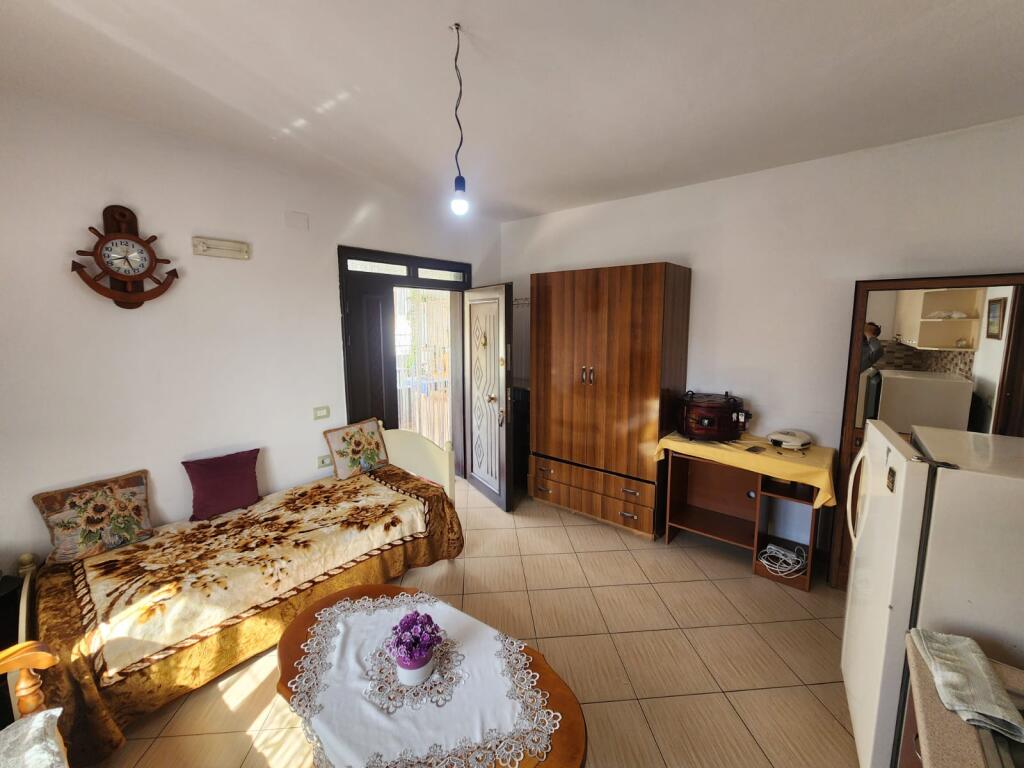 JEPET ME QERA GARSONERE NE KENETE DURRES