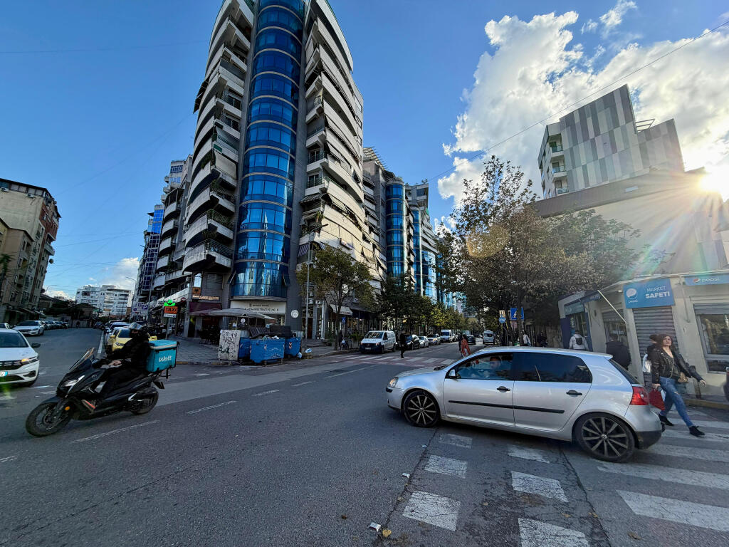 📣 VENDESI Locale Commerciale (NEGOZIO) 📍 Vicino a Vila Gold 🛣️ Via "Dibres" ✨