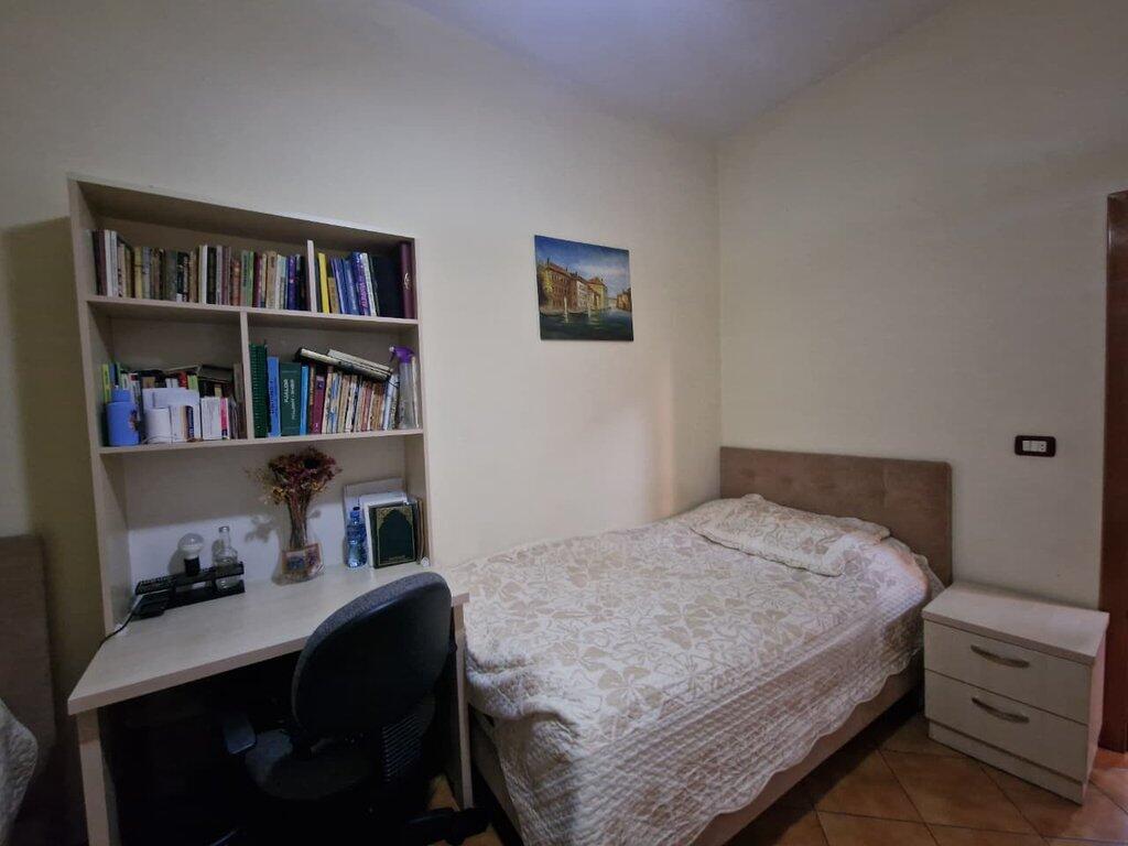 Jepet me qira apartament 2+1+2 te Shallvaret, buze rrugës kryesore! 900 € /Muaj