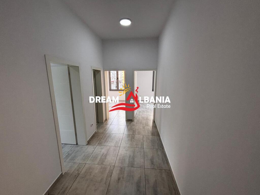 Zyre me qera tek Medreseja ( ID 42611375)