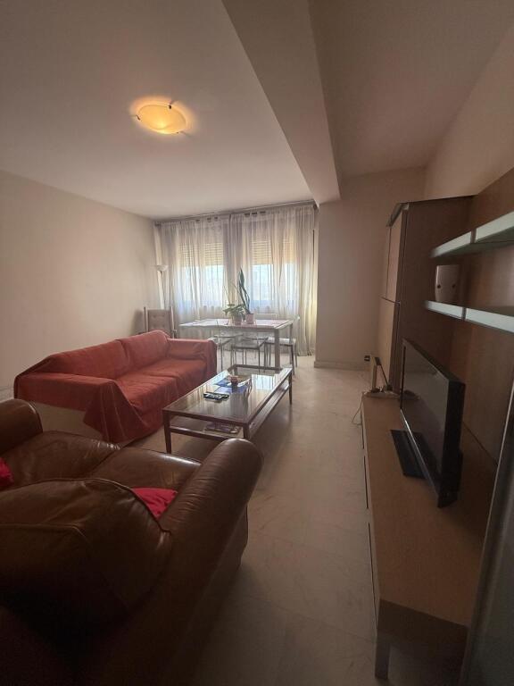 Jepet me qera apartament 2+1 tek Torre Drini!