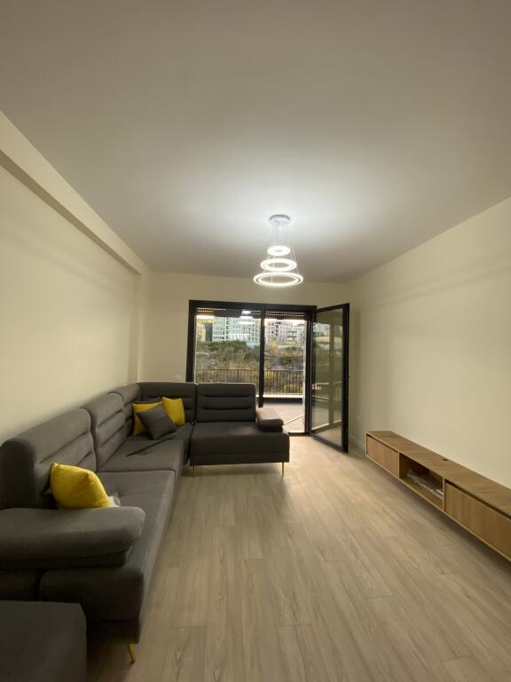 2+1,i mobiluar per here te pare,liqeni i thate,1300 euro me parkim