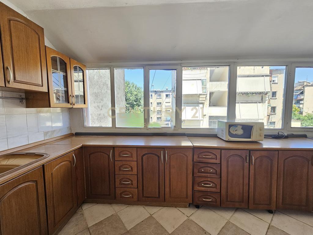 Shitet apartamnt 2+1 ne Rrugen Ali Visha , prane Ambasades Amerikane !