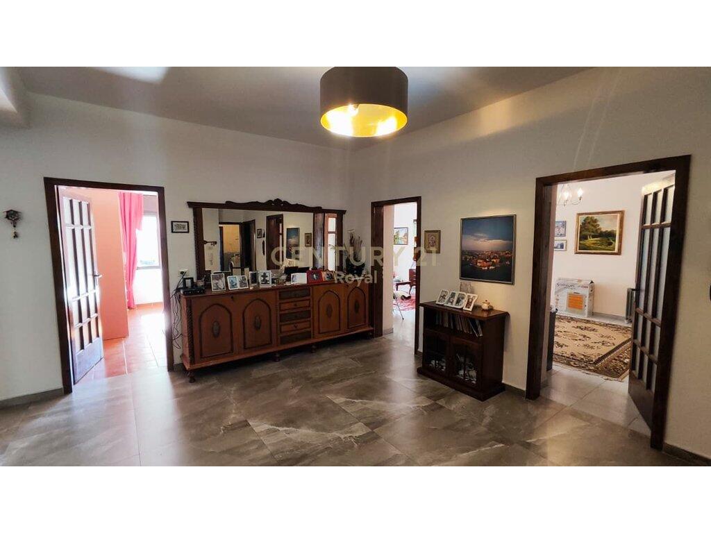 Apartament 4+1+2 per shitje prane rruges Myslym Shyri
