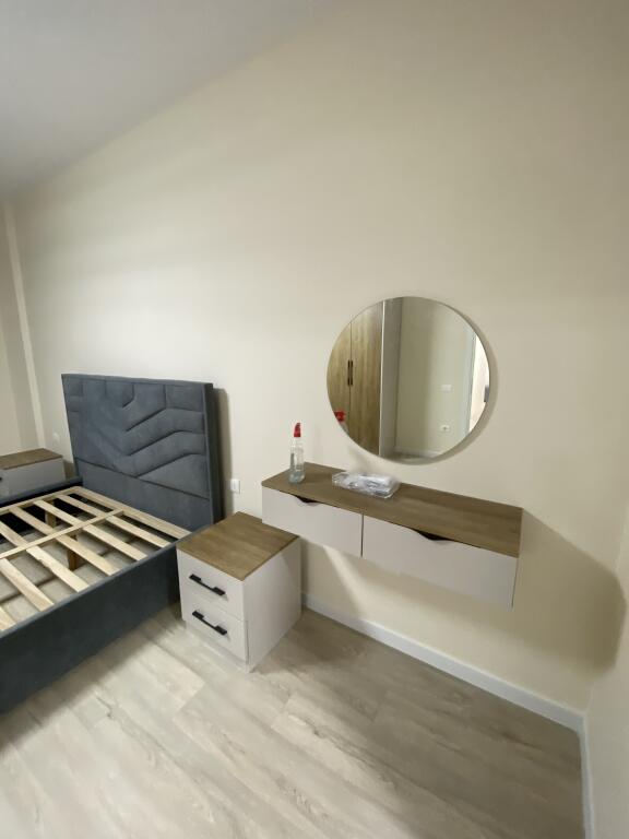 2+1,i mobiluar per here te pare,liqeni i thate,1300 euro me parkim