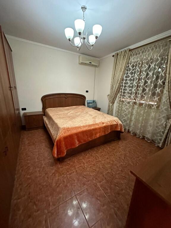 Fabrika e Miellit Apartament 2+1+  2 poste parkimi. Jepet me qera kati i dyte i nje vile private me hyrje te dedikuar.