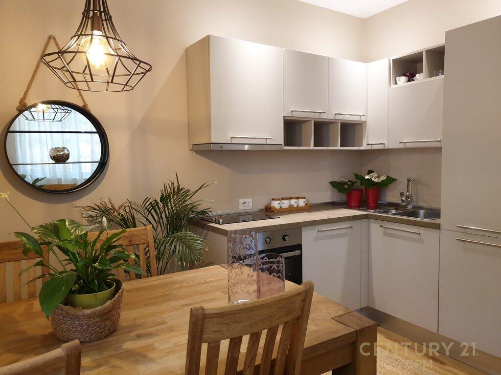 JEPET ME QIRA KATI I PARE I NJE VILE 1+1 + POST PARKIMI DHE VERANDE 650 € /Muaj