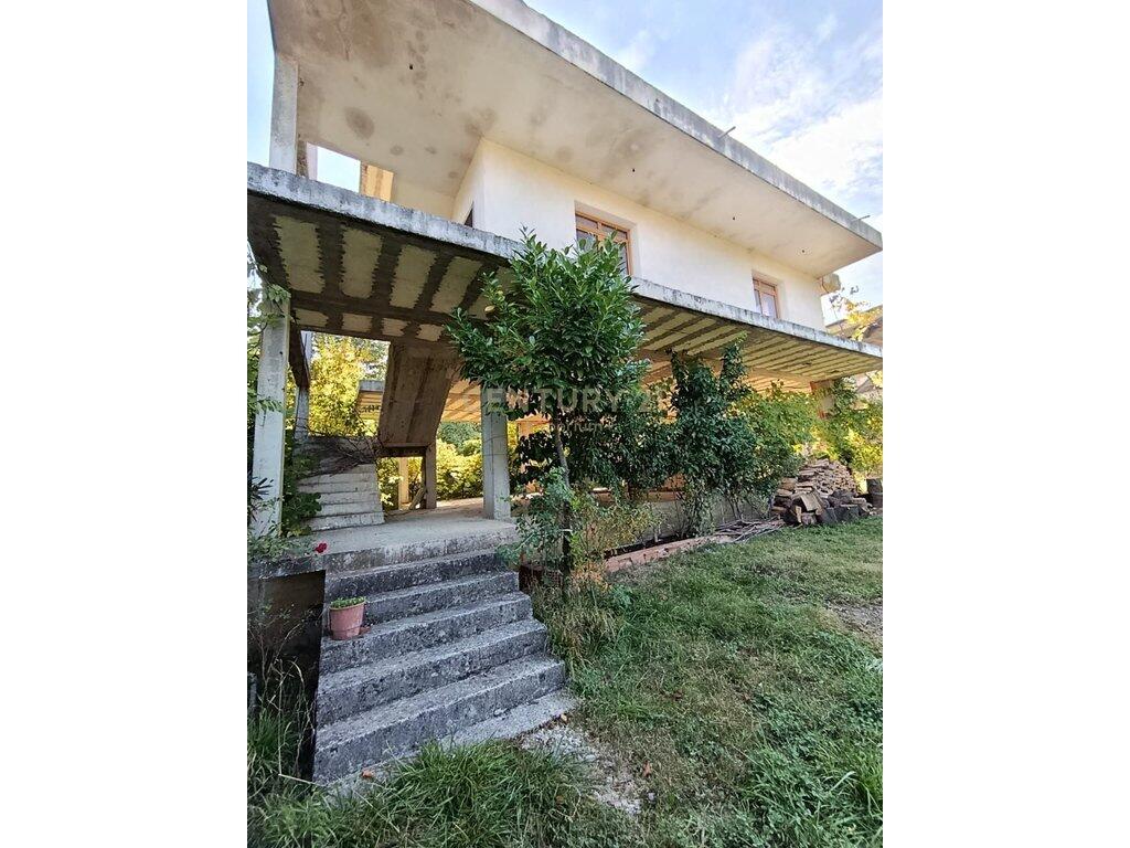 3-storey house with garden in Ibë, just a few minutes from Tirana! 400,000 €