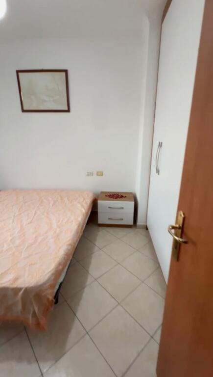 Shitet apartament 1+1 në zonën e Pallateve Çabej