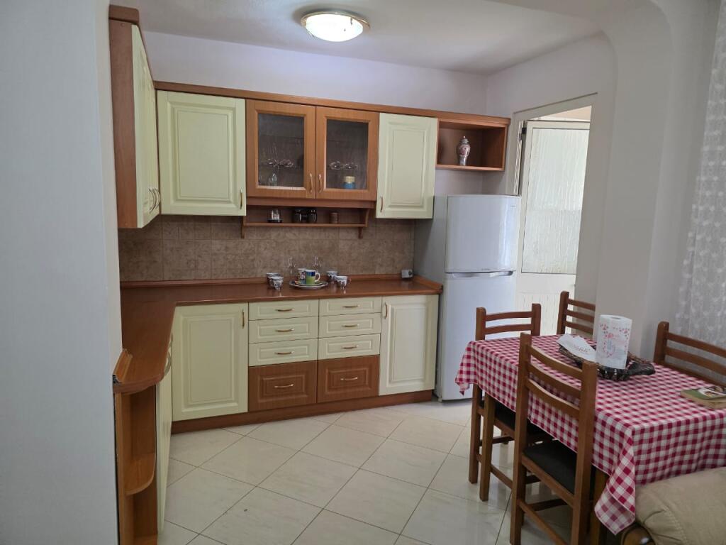 Rruga Siri Kodra,perballe Ambulances Nr.3 jepet me qera apartament ,pjeserisht i mobiluar. 600 Euro