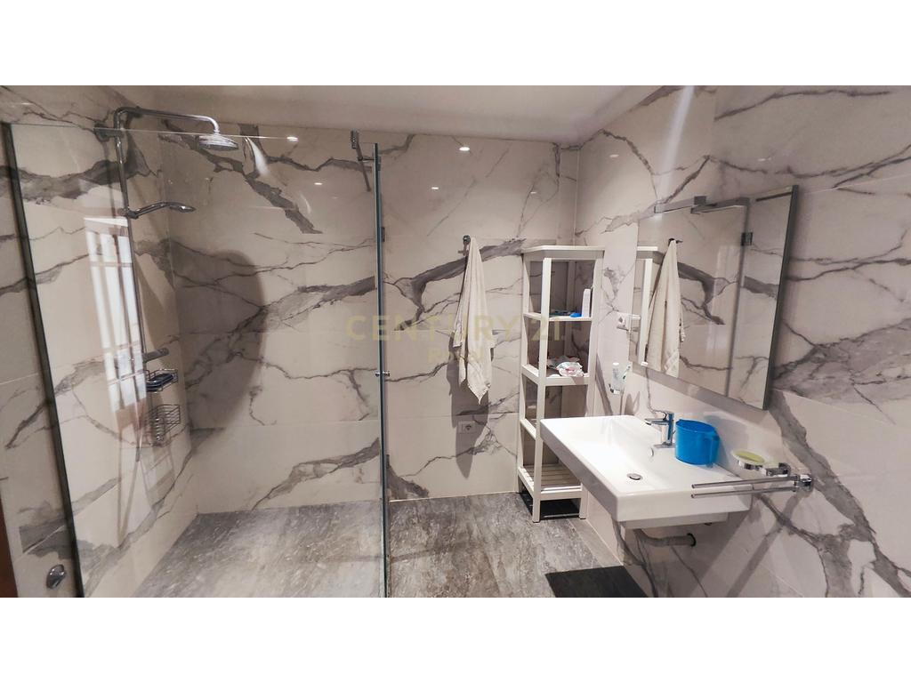 Apartament 4+1+2 per shitje prane rruges Myslym Shyri