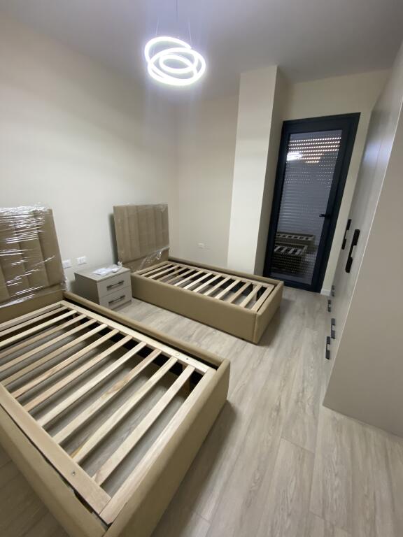 2+1,i mobiluar per here te pare,liqeni i thate,1300 euro me parkim