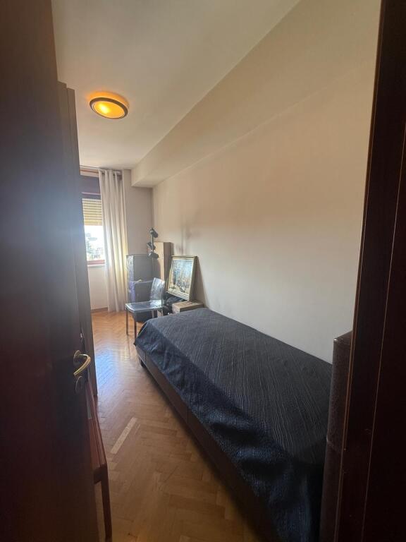 Jepet me qera apartament 2+1 tek Torre Drini!