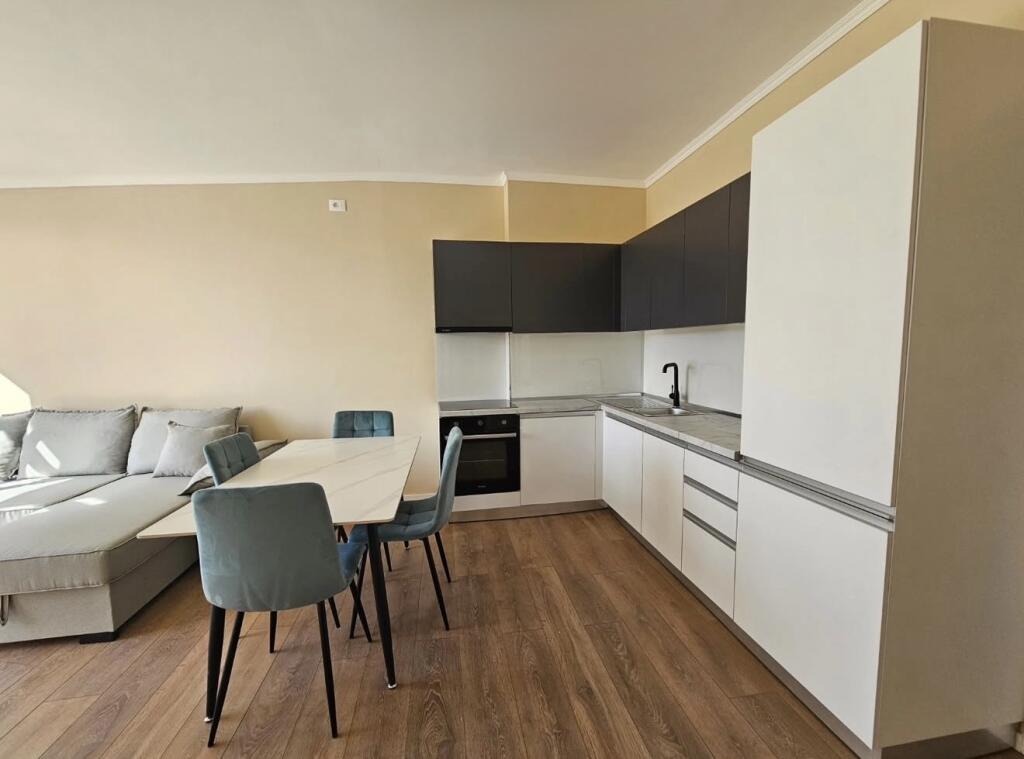 Shitet apartament 2+1 ne plazh iliria