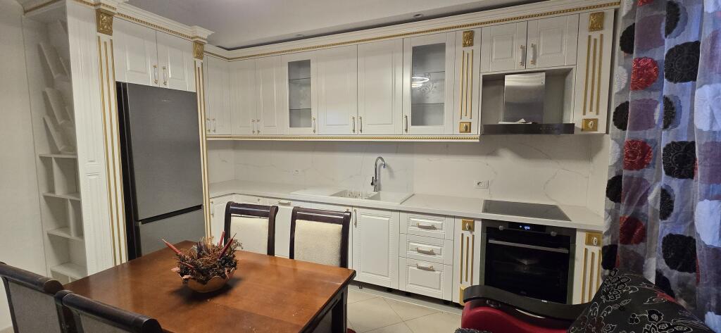 Jepet me qira apartament (2+1), pjese  e nje kati vile.