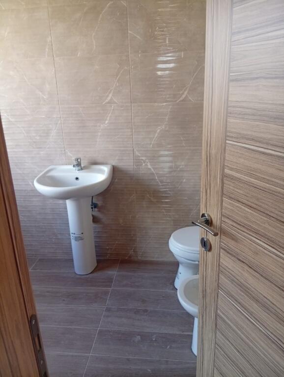 Jepet me Qera Apartament 2+1 TEK Fundi i 5 Majit