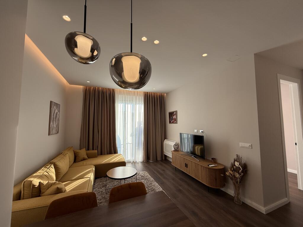 2+1 per Qira Komuma e Parisit