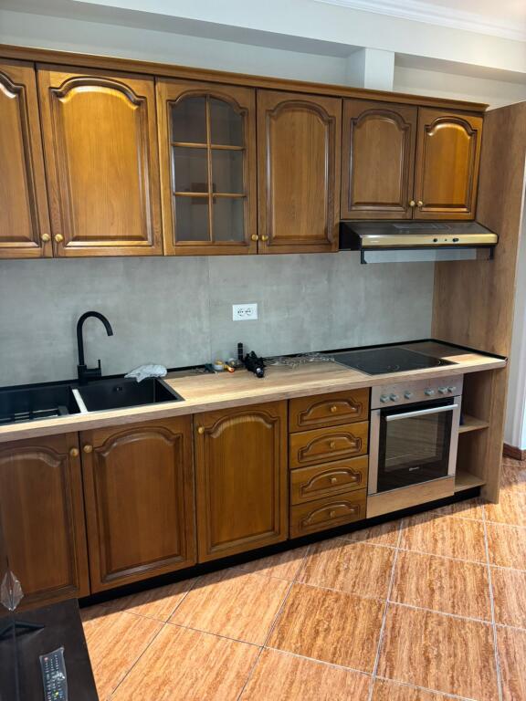 🏠In the area of Rruga 5 Maji, near Blackstone Lounge, the first floor of a villa is for rent, 1+1, furnished.: 450Euro