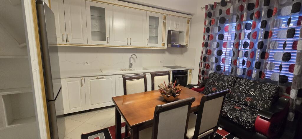 Jepet me qira apartament (2+1), pjese  e nje kati vile.