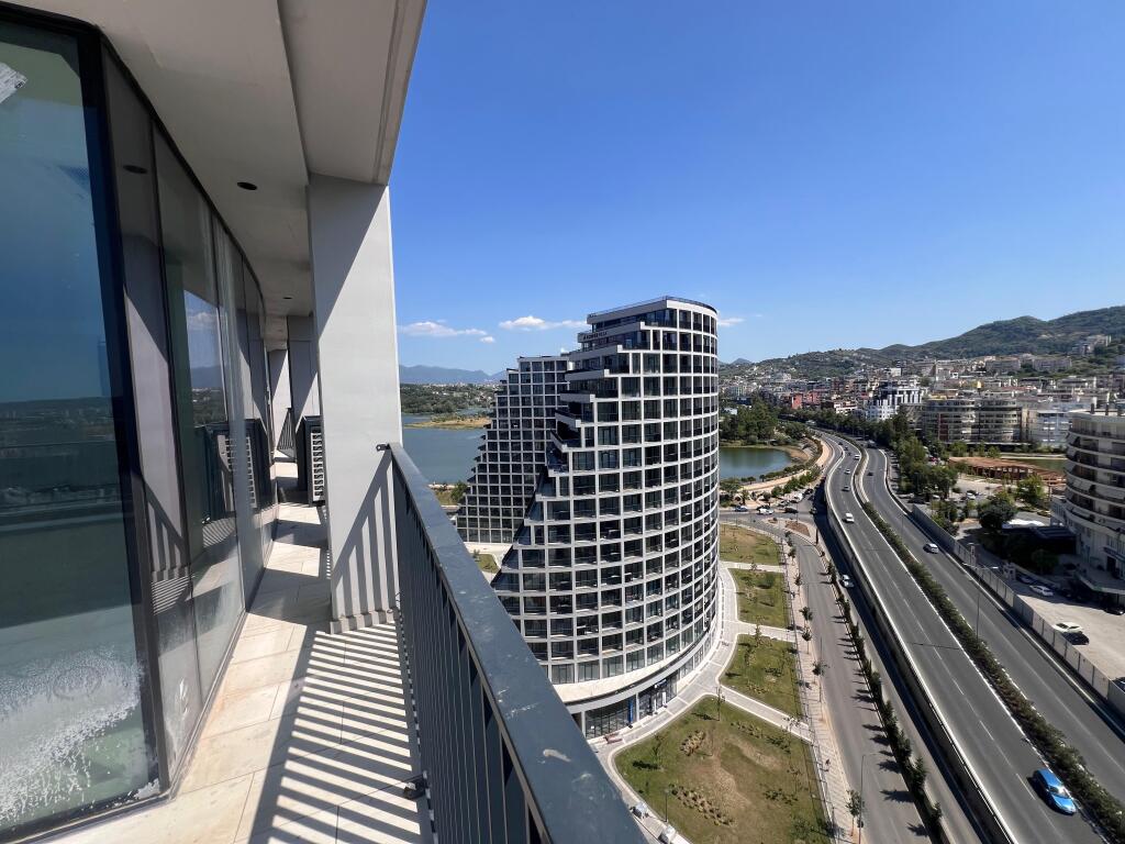 Shitet apartament 2+1+2 tek Liqeni Artificial, Lake View