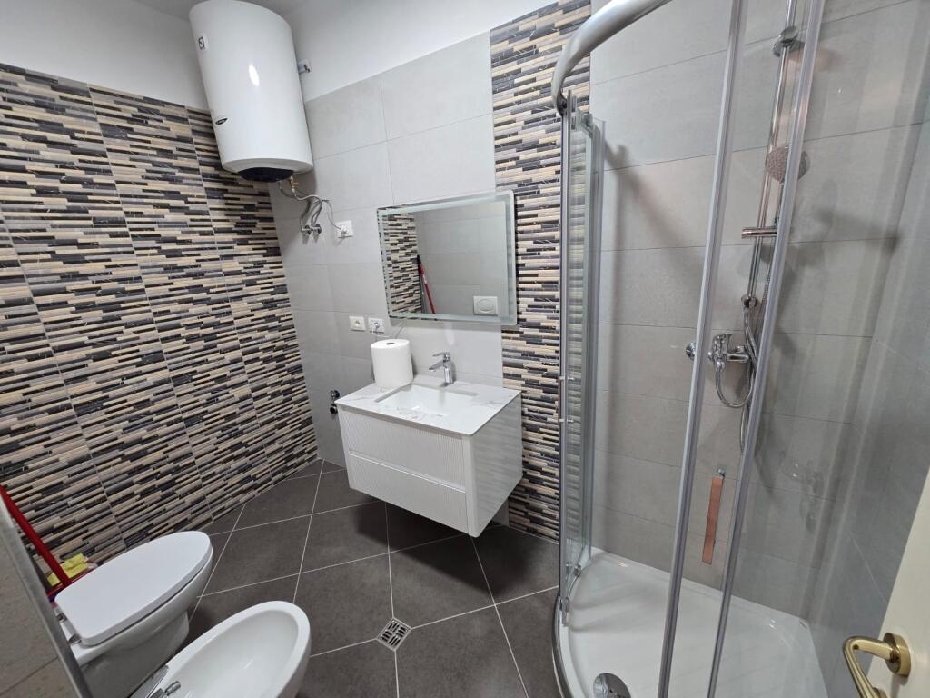 🏙️ Shitet Apartament 1+1 – Kompleksi Delijorgji, Tiranë