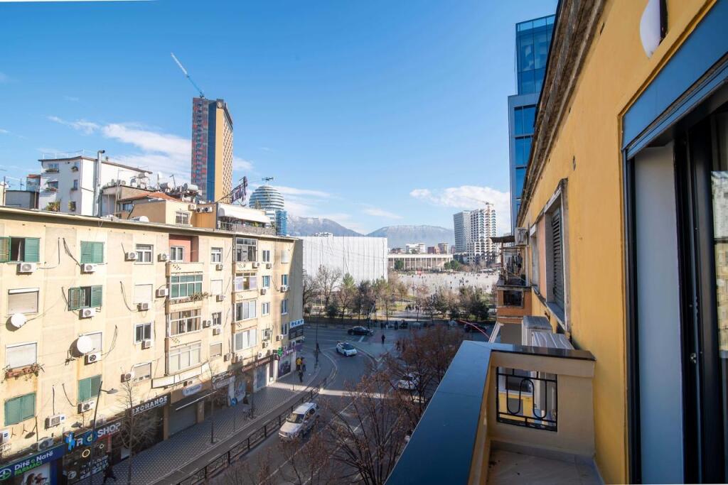 Super ap 1+1 in centro (via di Durazzo caffè Flora)