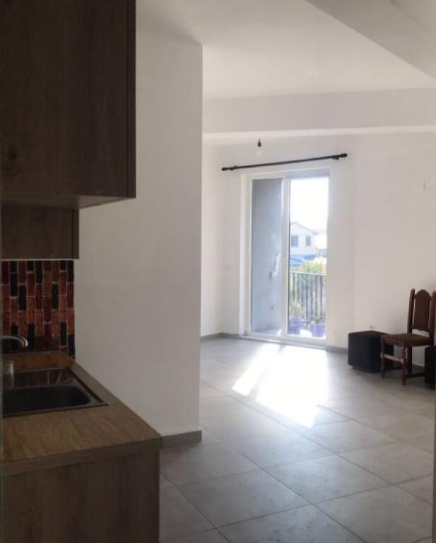 Jepet me Qera Apartament Bosh 1+1 tek Fundi i 5 Majit