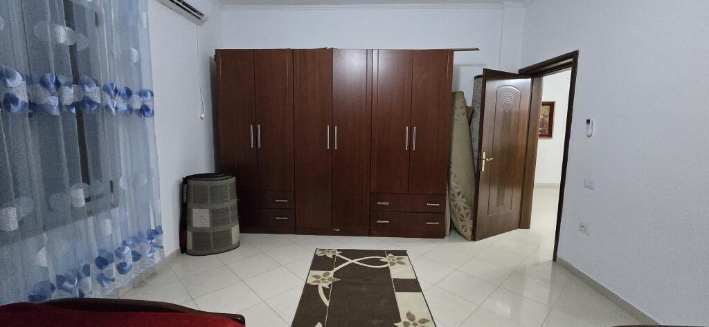 Jepet me qira apartament (2+1), pjese  e nje kati vile.