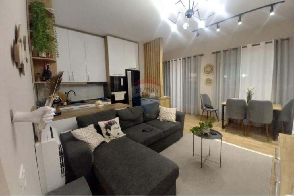 Shitet Apartament 2+1+2 tek Kompleksi Mangalem