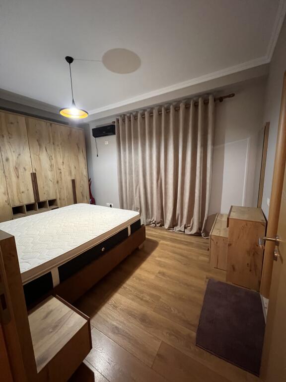 Shitet apartament tek kopështi botanik
