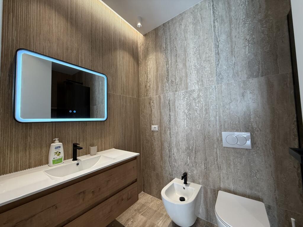 2+1 per Qira Komuma e Parisit