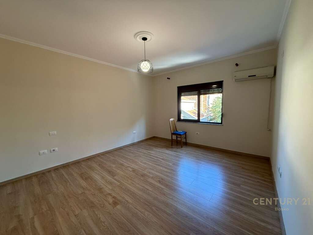 COMUNE DI PARIGI, APPARTAMENTO IN AFFITTO PER UFFICI!! 600 € /Mese
