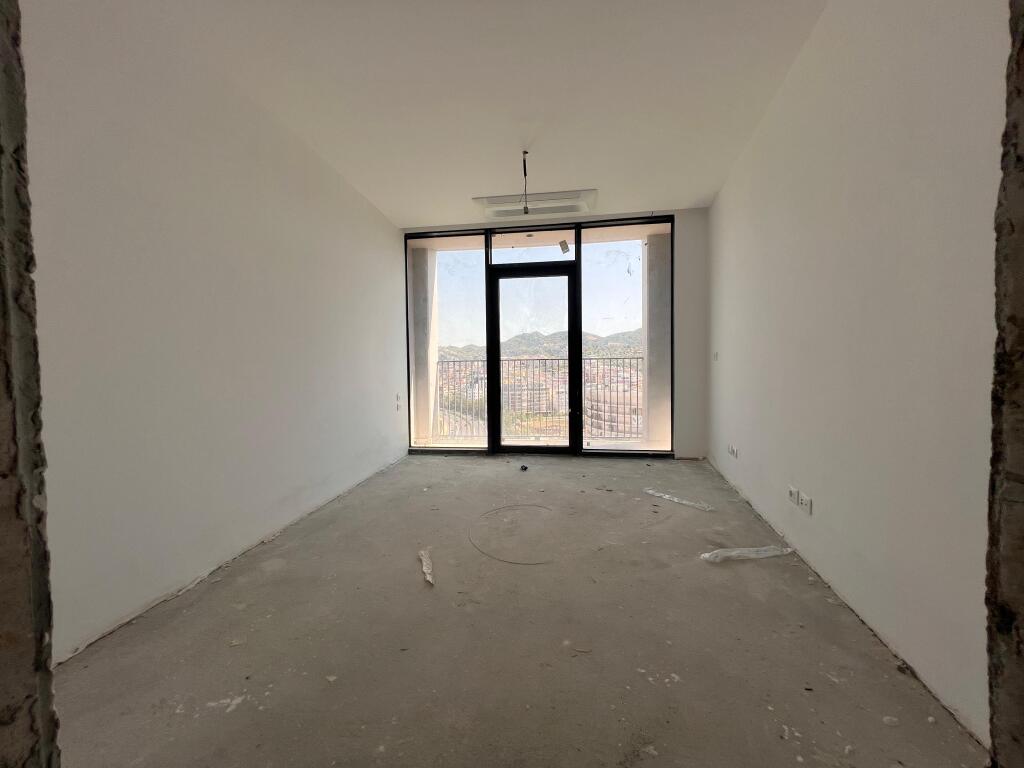 Shitet apartament 2+1+2 tek Liqeni Artificial, Lake View