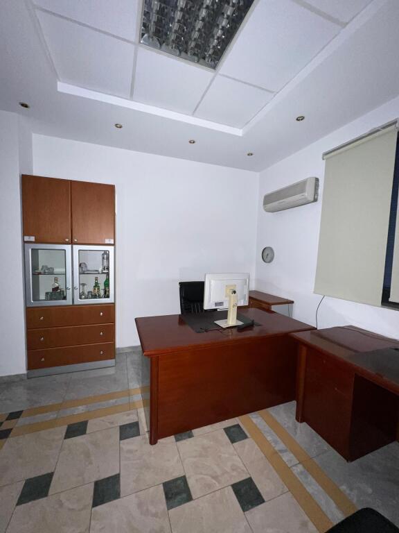 🏢 Jepet me Qira Ambient Biznesi / Zyrë në Qendër të Tiranës