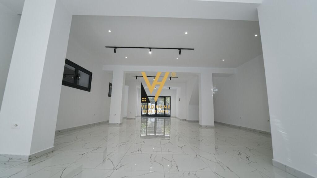 EDIFICIO IN AFFITTO PRESSO IL MUSEO DEI MARTIRI, DURRËS 2.200 EURO