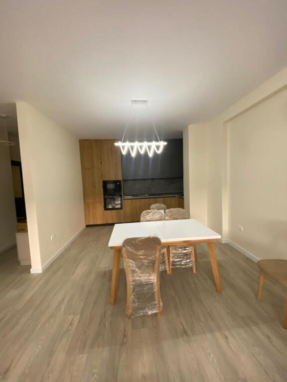 In affitto 2+2 arredato 1300 eu Lago secco