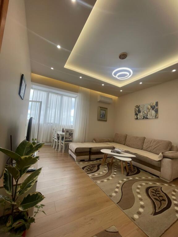 🏡 Apartament me qira – Rruga e Kavajës (përballë Delijorgjit, Pallati Genius)  📍 Vendndodhja: Rruga e Kavajës, përballë Delijorgjit – pranë Tibo dhe Comodita 🏢 Kati: 7 (me ashensor) 📐 Tipologjia: 1+1 💶 Qira: 70,000 lekë/muaj (pak e diskutueshme)
