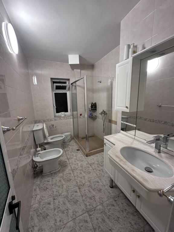 2+1,i mobiluar ne qender te cirku i tiranes,cmimi 600 mije leke