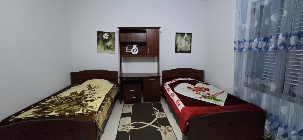 Jepet me qira apartament (2+1), pjese  e nje kati vile.