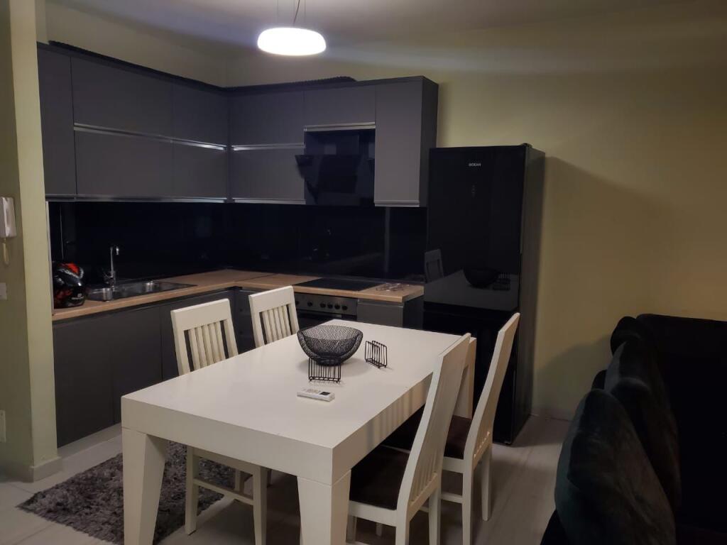🏢Tek Stadiumi Dinamo prane Klinikes Luis  jepet me qera apartament 2+1,i mobiluar  80,000Leke