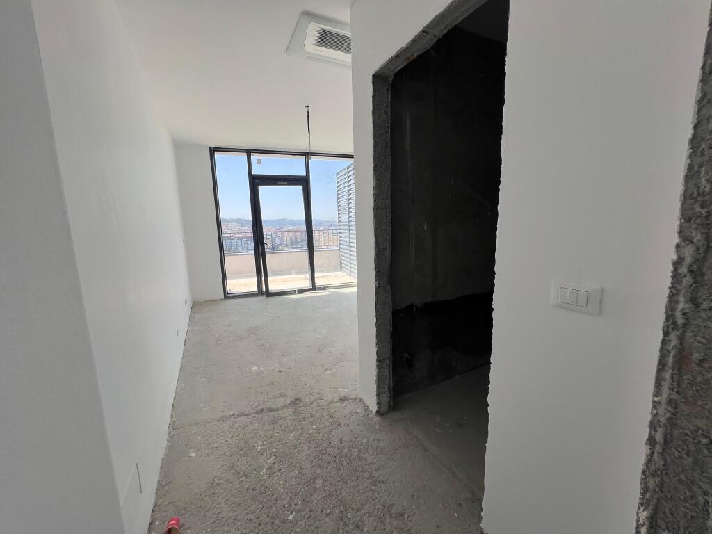 Shitet apartament 2+1+2 tek Liqeni Artificial, Lake View