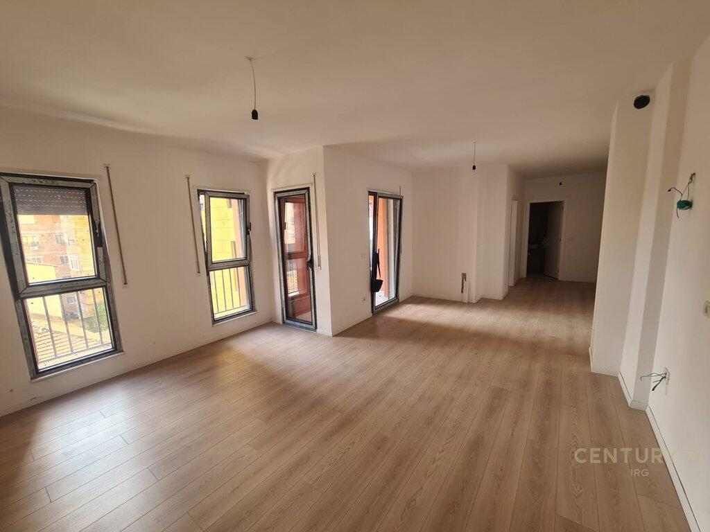 Apartament 2+1 per shitje te Shkolla e Kuqe