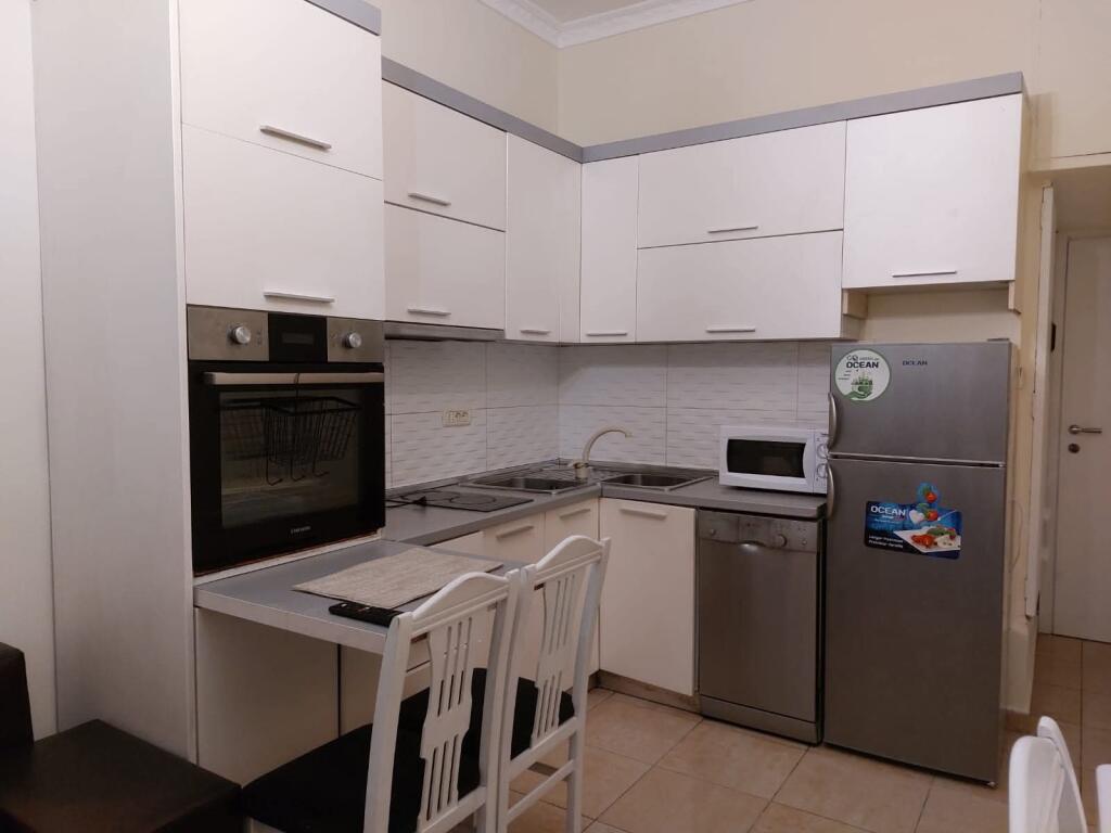 JEPET APARTAMENT ME QERA, Shallvaret, Qender, Blloku