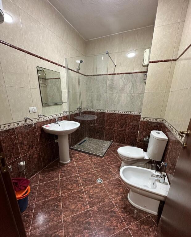 🏠 Apartament me qira – Pallat i ri, 2+1 📍 Zona: Komuna e Parisit