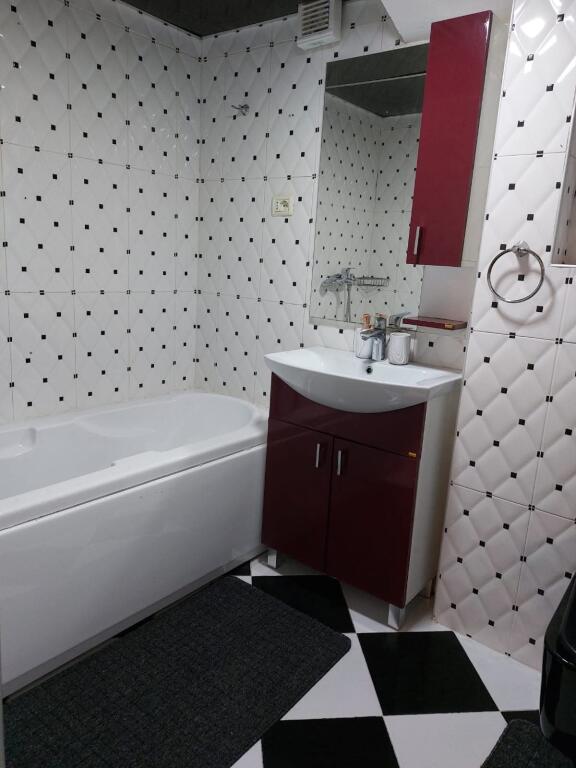 JEPET APARTAMENT ME QERA, Shallvaret, Qender, Blloku