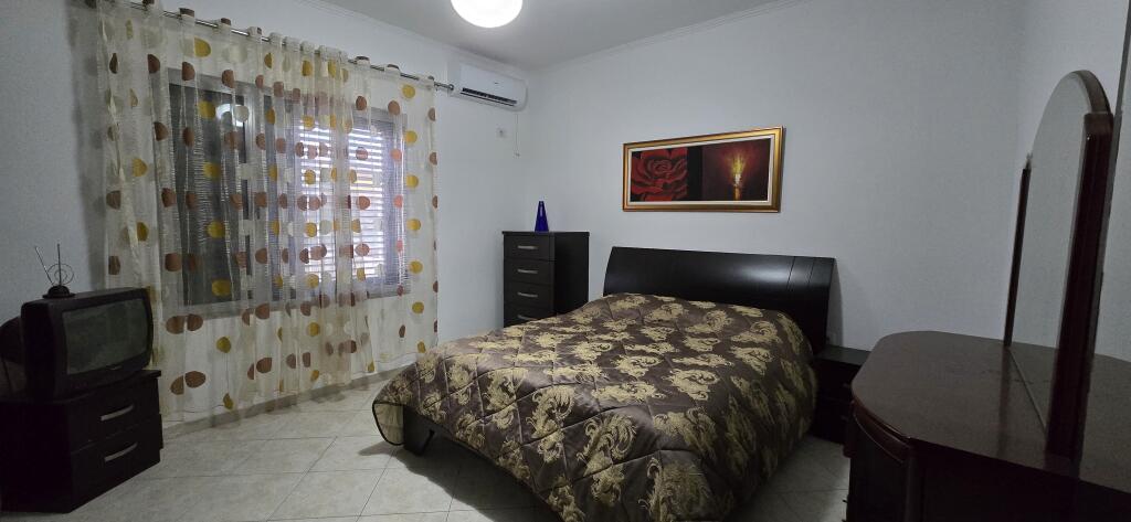 Jepet me qira apartament (2+1), pjese  e nje kati vile.