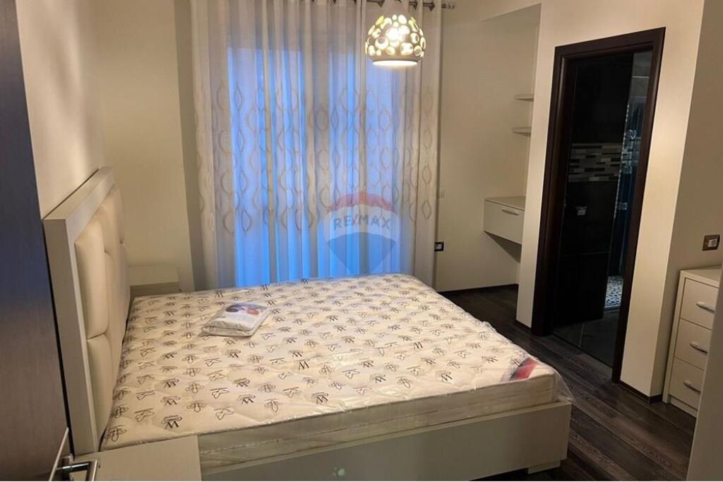 2+1 + post parkimi - Për Qira - Rruga e Kosovarëve, Tiranë